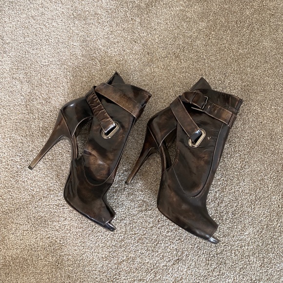 MARCIANO BY GUESS OPEN TOE BUCKLED BROWN/BRONZE DISTRESSED HEELS…SIZE 10M - Picture 5 of 11